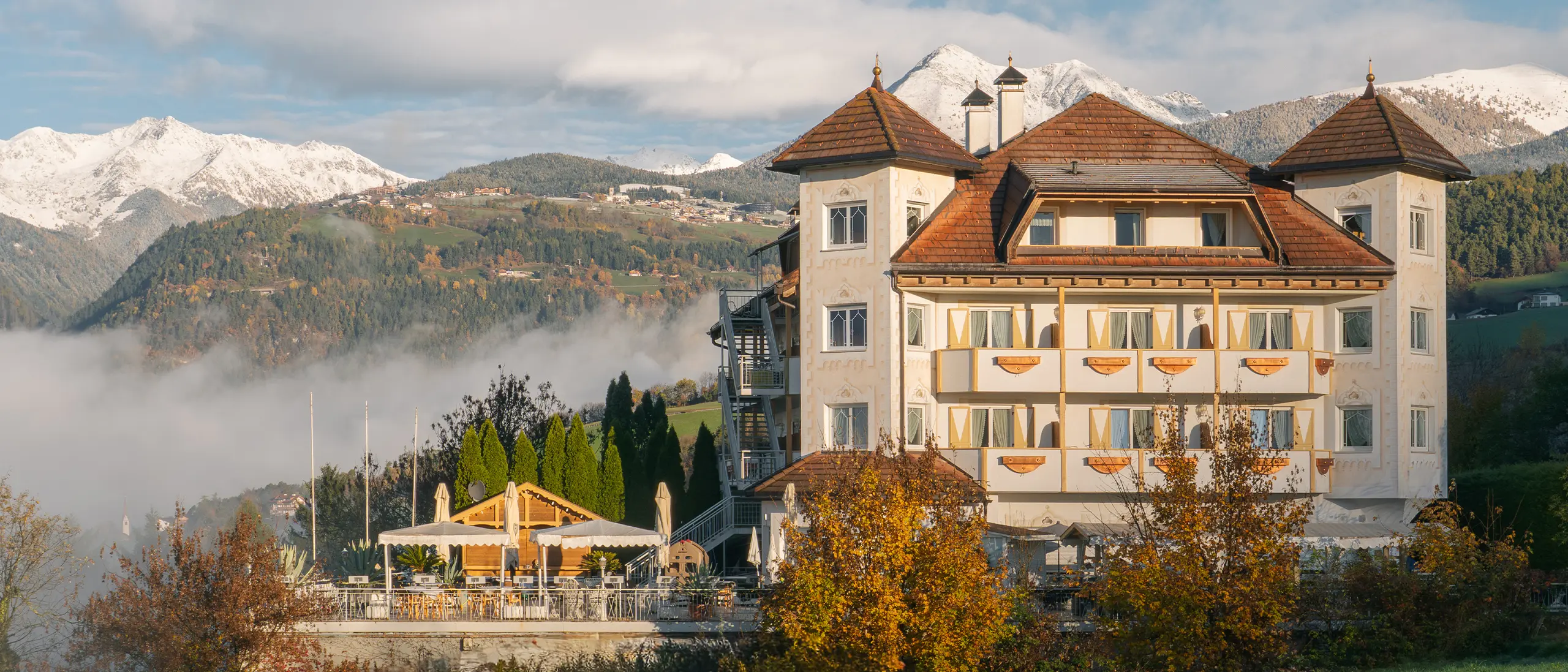 Sonnenterrasse mit Ausblick im Hotel Roduna